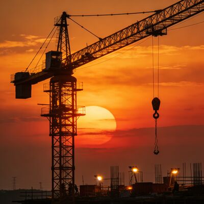 Prędkość prowadzenia wózka 0 do 50 m/min. Wzór wieżowy, pojemność ładowania 10 T i prędkość wspinaczki 0,5 min. Zaprojektowany do przenoszenia materiału